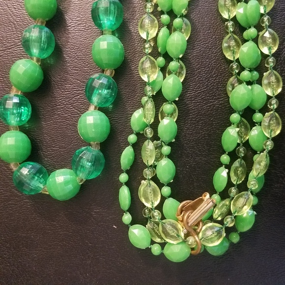 Lot of 2 Green Plastic Bead Necklaces - Picture 4 of 6